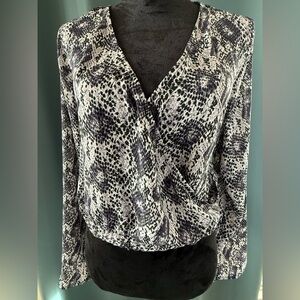 H&M Divided Blouse Top Crop Women's Sz12 Chiffon Snake Print Gray Long Sleeves